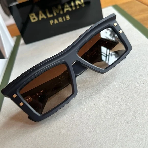 BALMAIN (Akoni) Sunglasses— BVII Balmain® Eyewear - B-VII Sunglasses | Specs Collective main image 3